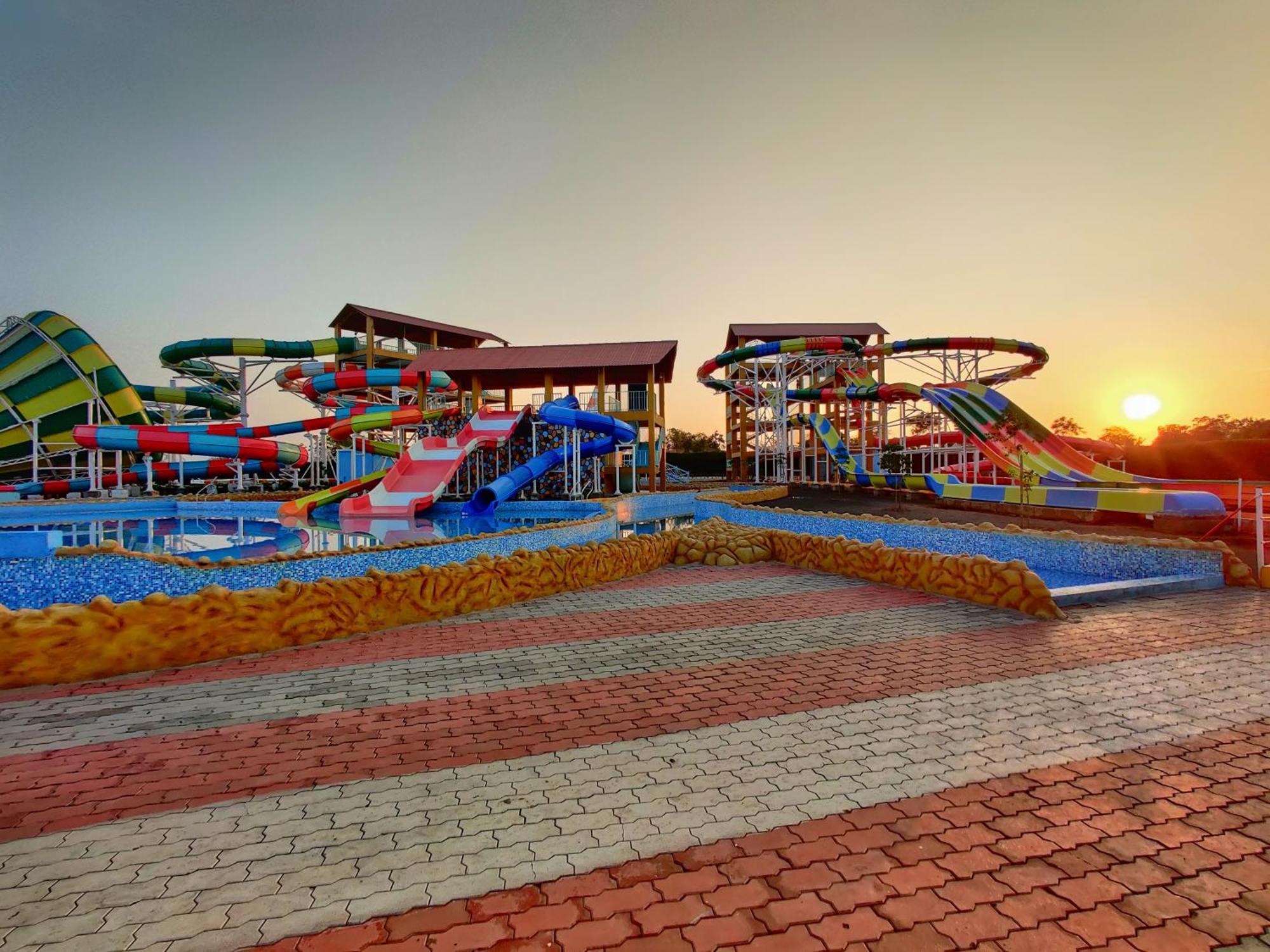 Wet N Wild Water Park & Resort Mendarda Exterior photo