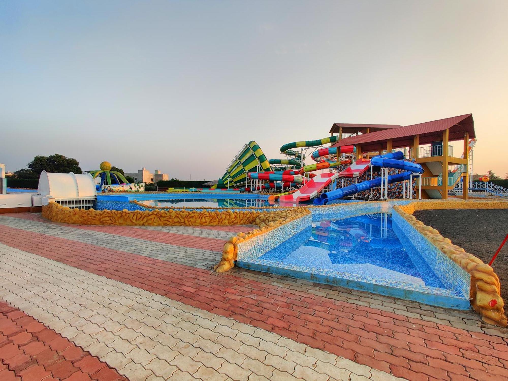 Wet N Wild Water Park & Resort Mendarda Exterior photo