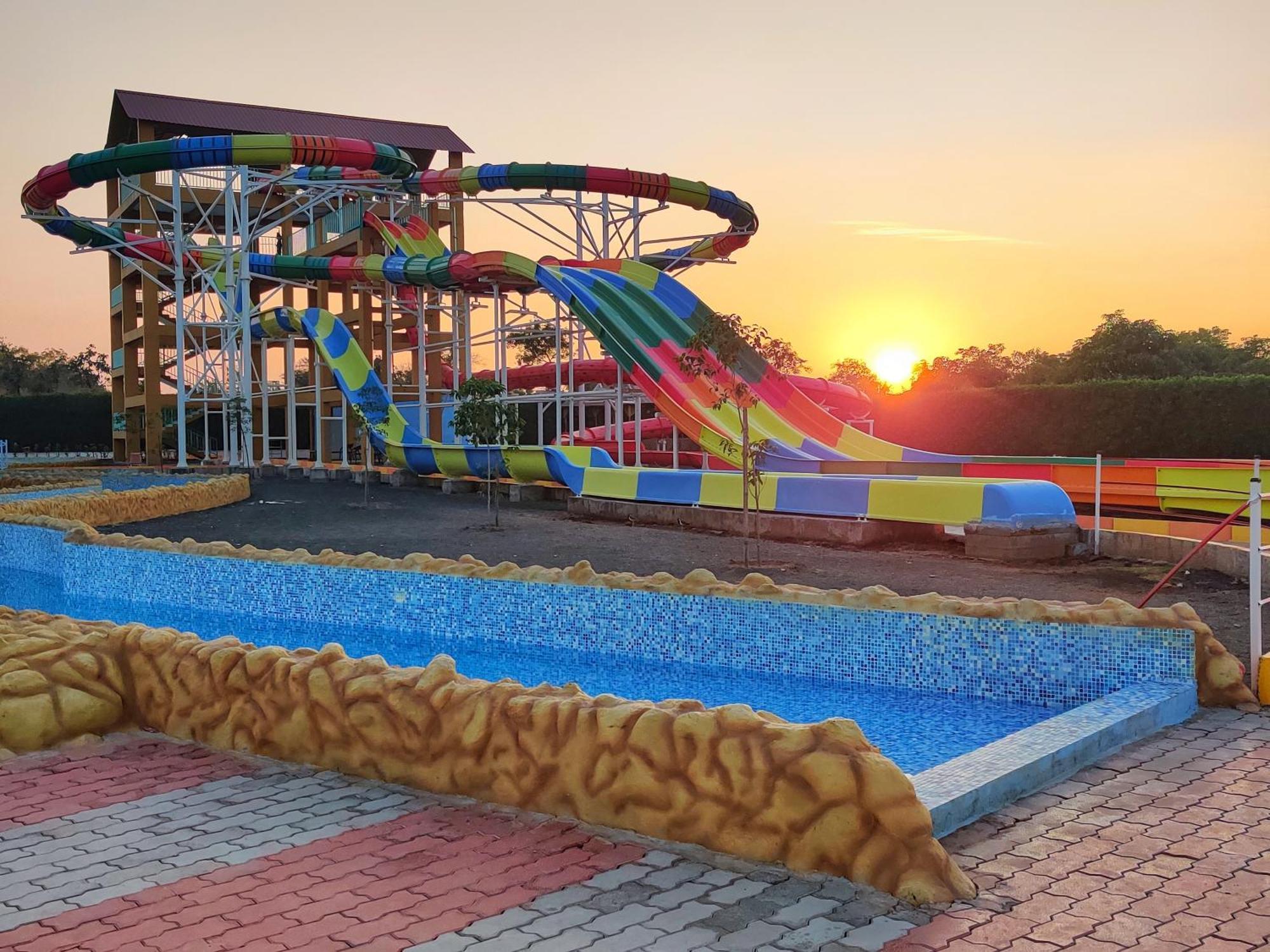 Wet N Wild Water Park & Resort Mendarda Exterior photo